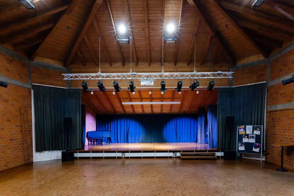 Saal mit Bühne