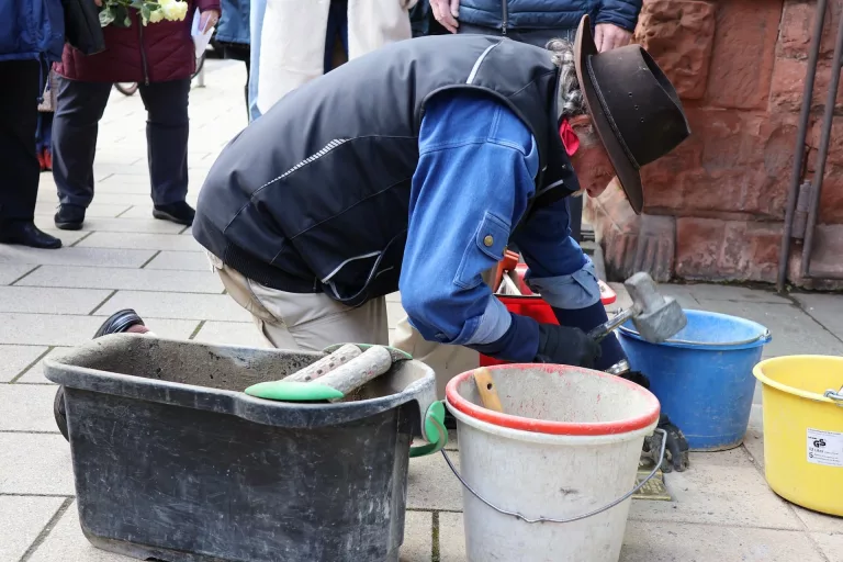 Gunter Demnig bei einer Stolperstein-Verlegung in Landau. Foto: Stadtarchiv Landau